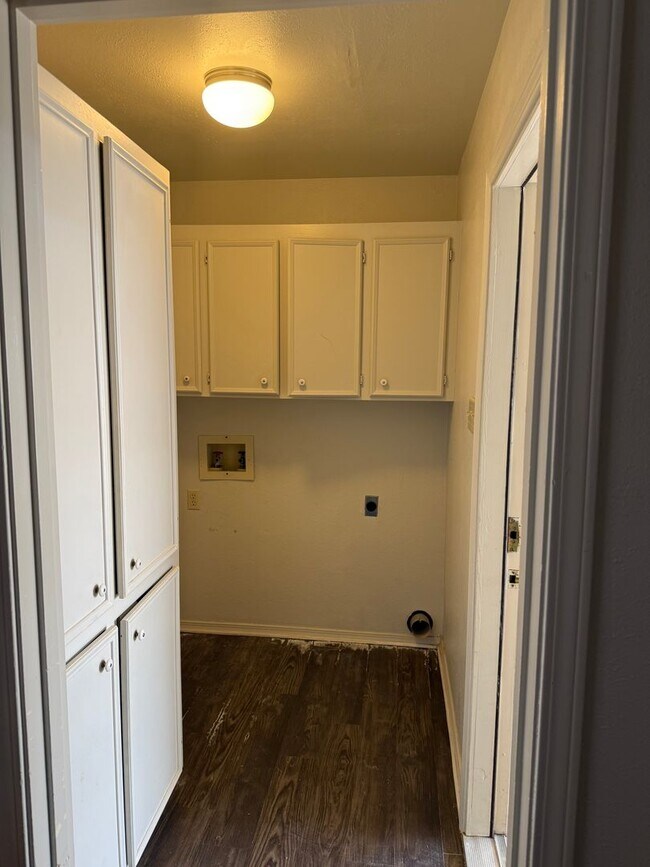 Building Photo - 2 Bedroom/ 2 Bathroom Townhome