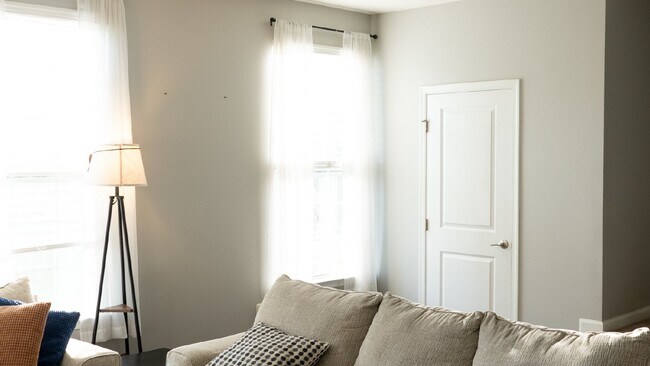 Building Photo - Modern 3 Level Townhome with 2 Car Garage