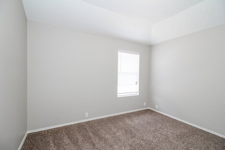 Building Photo - 216 High Pointe Ln