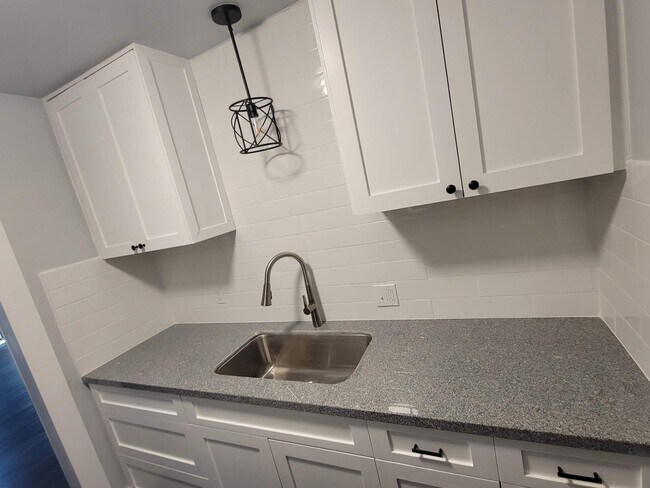 Kitchen - 1267 N Mountain View Ave