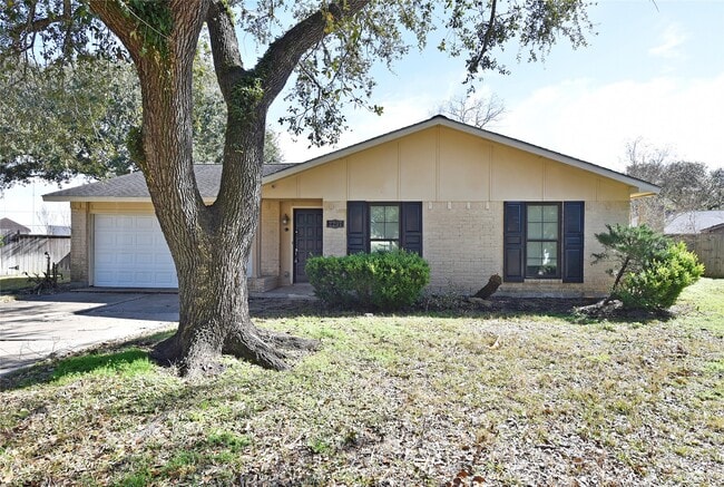 Building Photo - 2207 Woodglen Dr