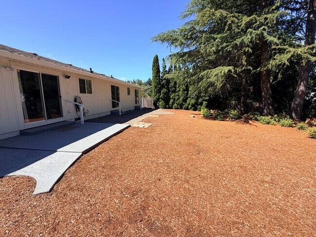 Building Photo - Spacious West Linn Ranch with Multiple Living Spaces, Large Fenced Backyard & Landscaping Included!