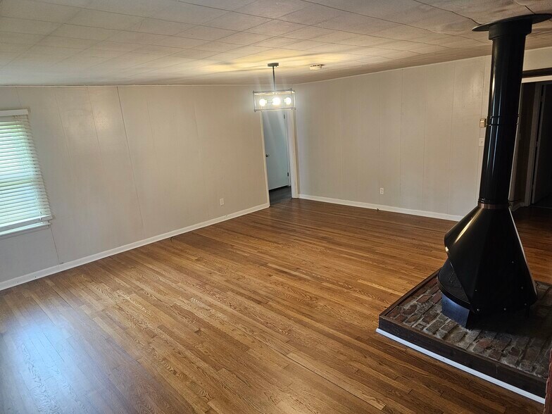 Building Photo - 1927 Lone Oak Rd