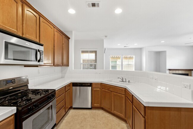 Building Photo - 2 bedroom Condo with an attached garage an...