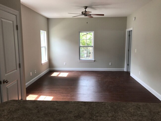 Building Photo - Cozy 1 Bedroom 1 Bathroom at 5026-A Park Ave