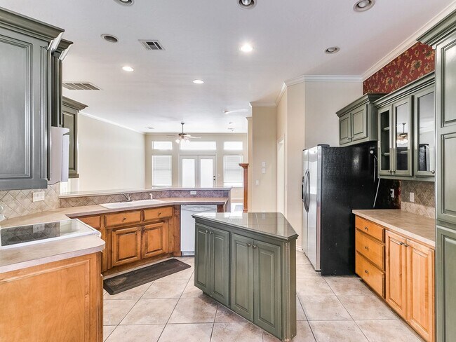 Building Photo - Beautiful Home With Lake View - 3 Bed + 2 Bath