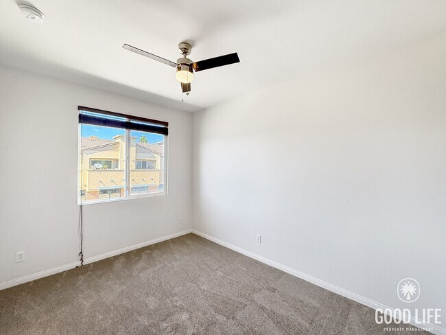Building Photo - Beautiful 3B/3BA Townhome in Gated Communi...