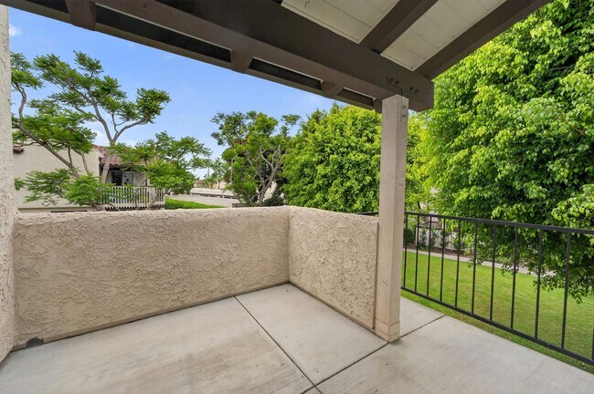 Building Photo - HUNTINGTON BEACH HOME - 1.5 Miles from the Beach