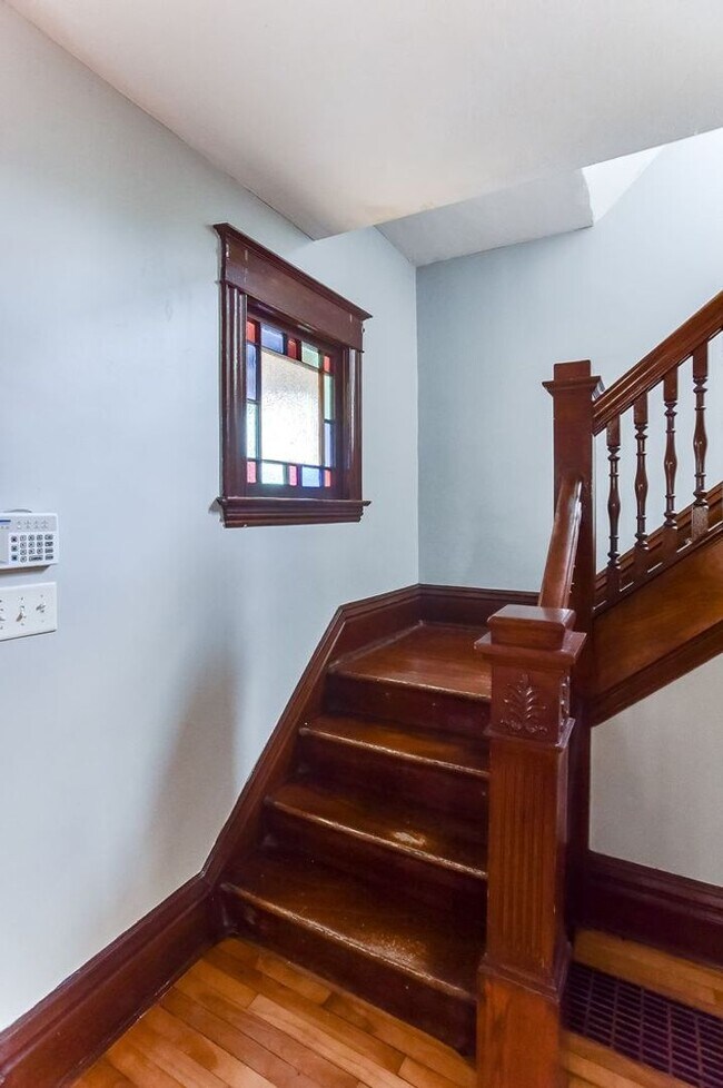Building Photo - Renovated 3 Bedroom 2 bathroom house. Superb Master suite.