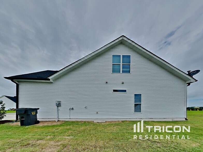 Building Photo - 83 Fish Whistle Ct