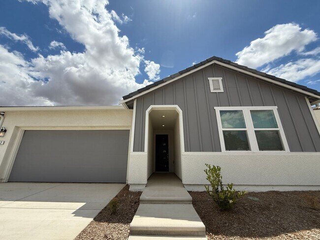 Building Photo - 3 bedroom, 2 bathroom home located in the vibrant community of Madera, CA