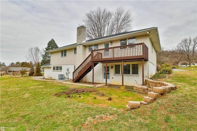 Building Photo - Newly Updated 4Br 2 1/2 Bath Home Availabl...