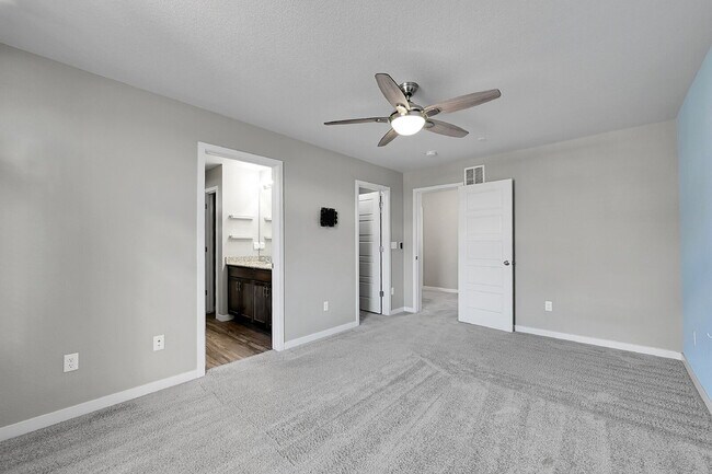 Building Photo - $2,550.00, 3 bed, 2.5 bath located in Colo...