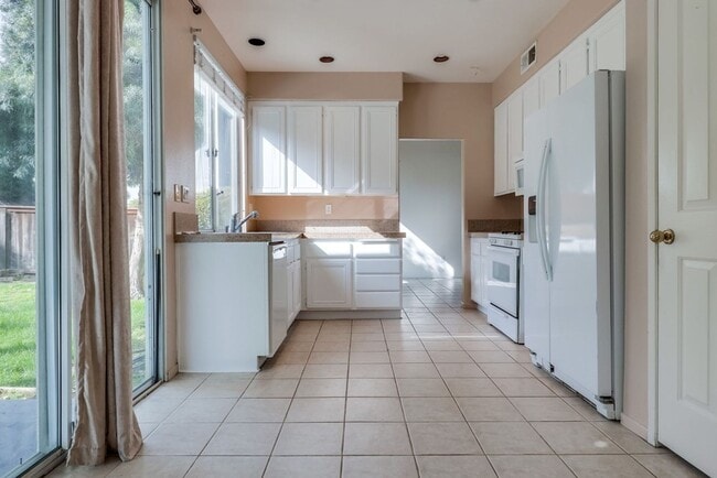 Building Photo - Discovery Hills Home with Spacious Yard an...