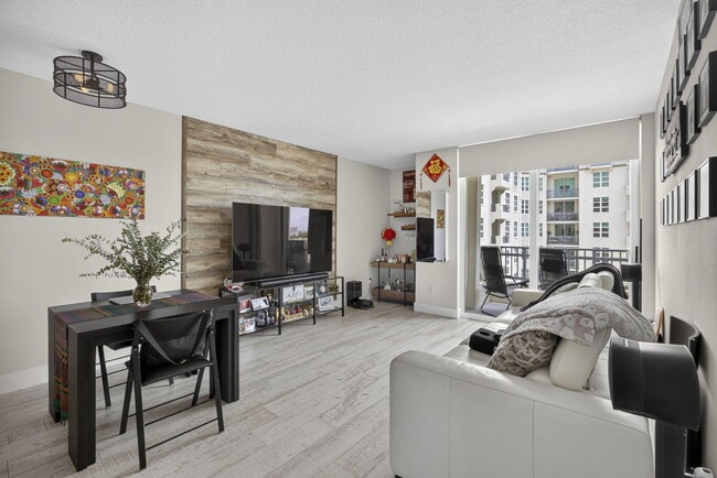 Building Photo - 403 S Sapodilla Ave