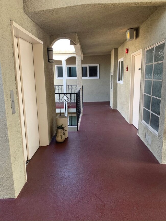 Building Photo - FANTASTIC CONDO IN THE HEART OF BELMONT SHORES/BLUFF PARK!