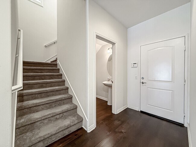 Building Photo - 3 bed, 2 1/2 bath townhome in sought-after Oak Terrace community