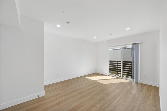 Building Photo - 14420 Tiara St