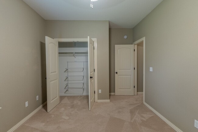 Building Photo - 4 BR Farmington Home!