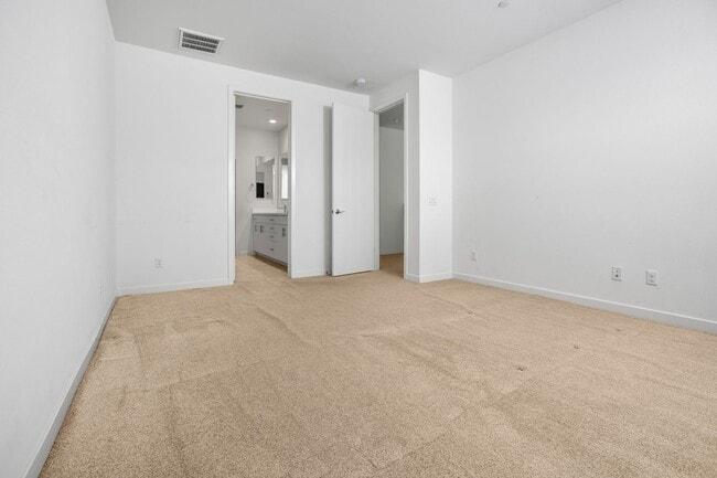 Building Photo - Beautiful Townhome in Desirable Neighborhood!