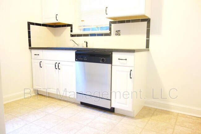 Building Photo - 8409 Greenwood Ave