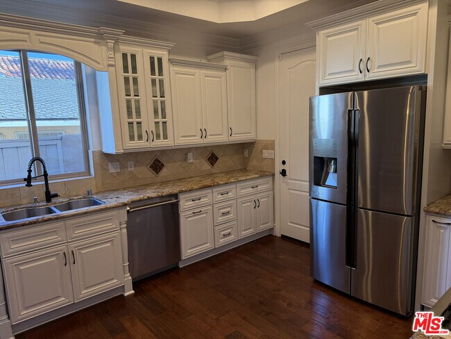 Building Photo - 2005 Robinson St