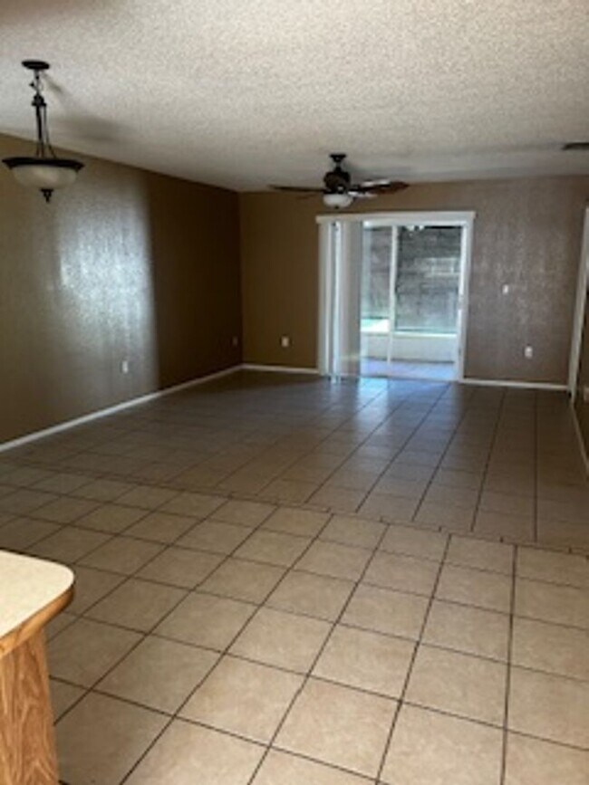 Building Photo - 2 bedroom / 2 bath available now!