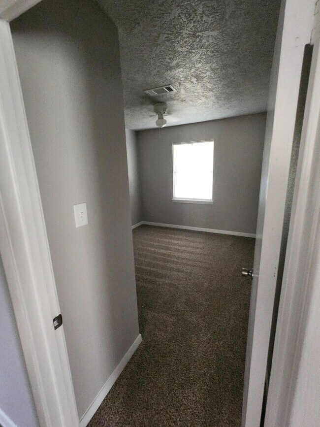 Building Photo - 610 Tovrea Rd