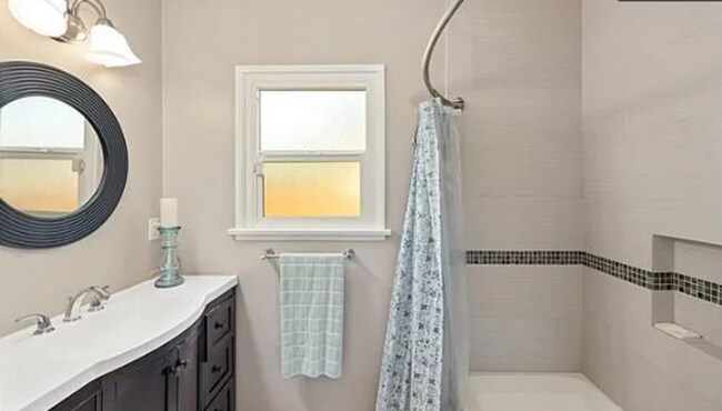 Building Photo - Beautiful 3 BEDROOM 2 BATH in Hawthorne with Garage. 1/2 off the 1st month of rent on OAC.