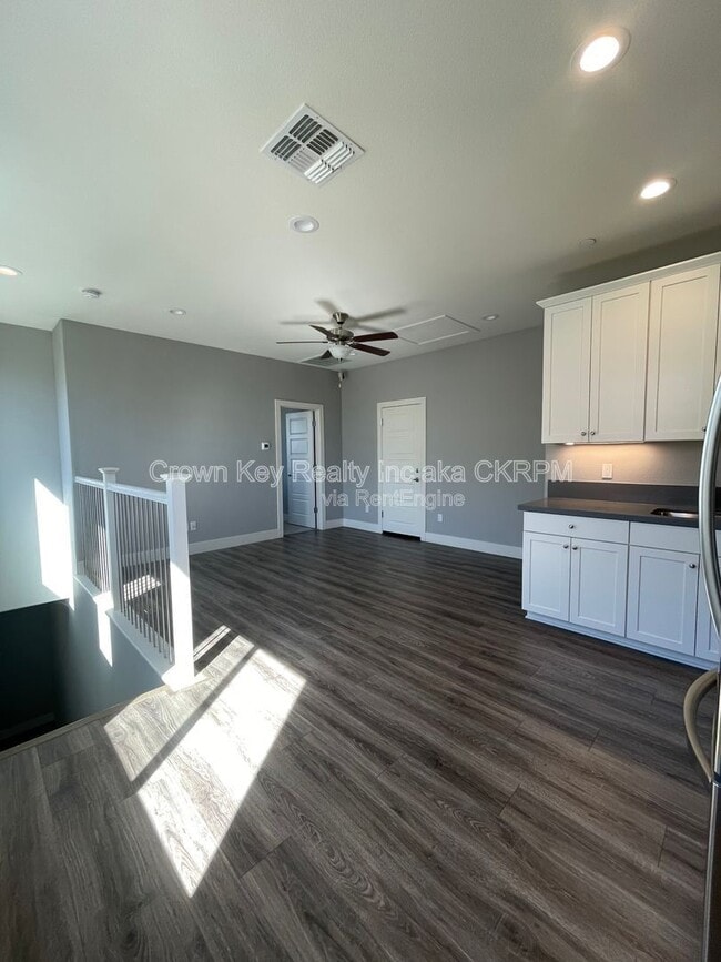 Building Photo - 1026 S Prosperity St