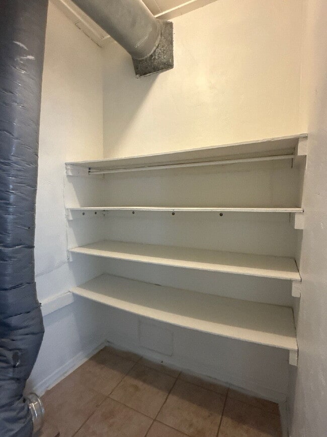 Building Photo - Great 1 bd apartment with private yard! Ridgecrest! Move in special!