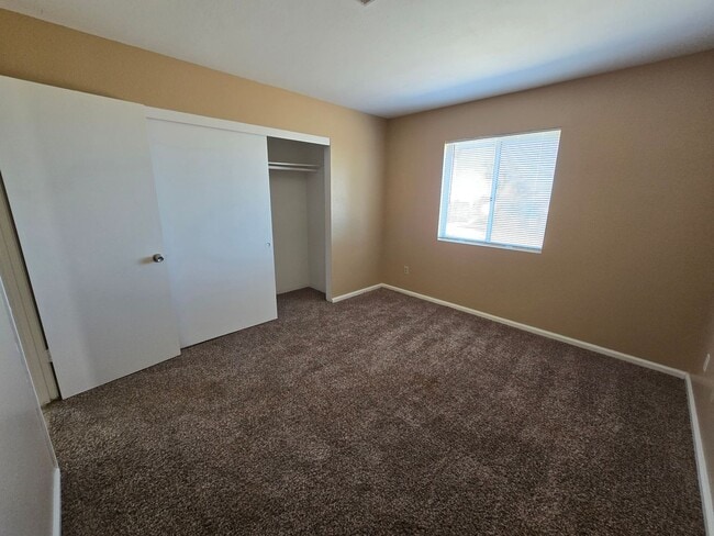 Building Photo - Private & Quiet Gem!