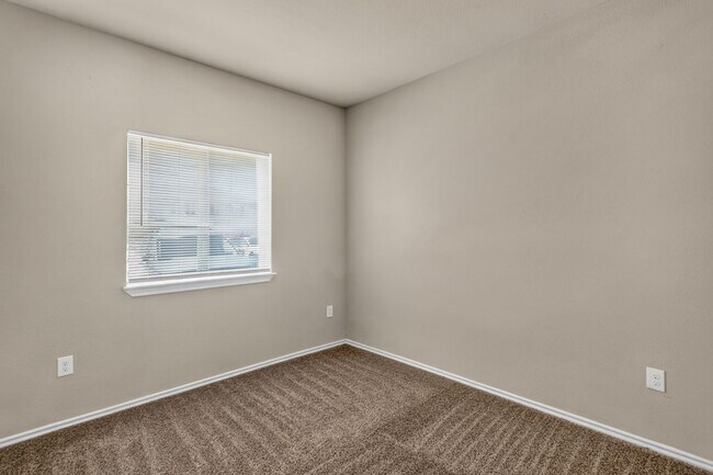 Building Photo - 516 E Hazelwood St
