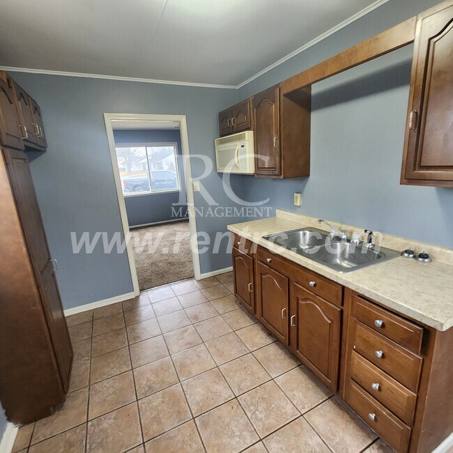 Building Photo - 210 Lindenwood-