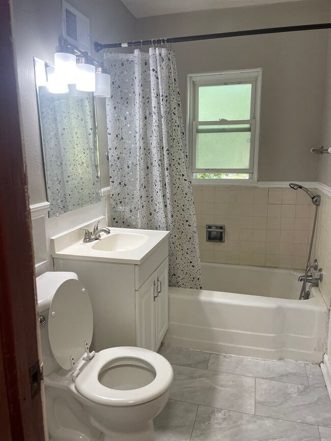 Building Photo - Beautiful House for Rent
