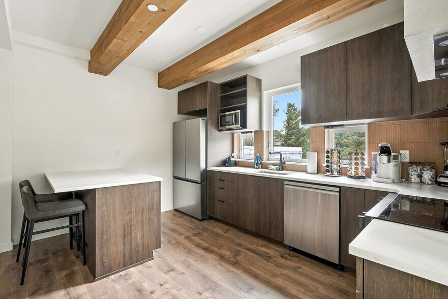 Building Photo - 925 NE 23rd Ave