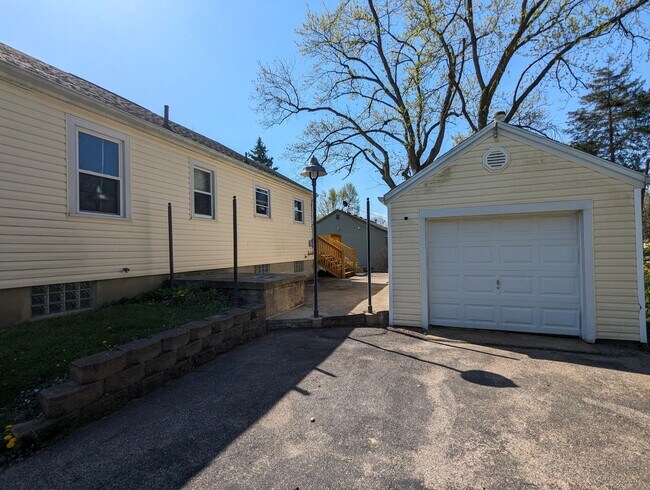 Building Photo - AVAILABLE NOW! - 2 Bedroom / 1 Bath Home i...
