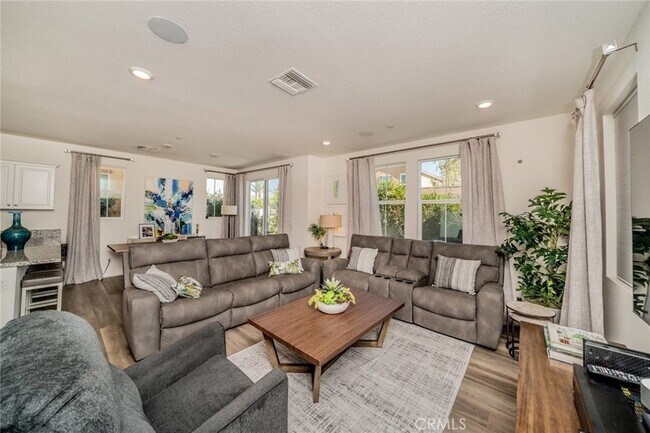Building Photo - 1617 Honeysuckle Pl