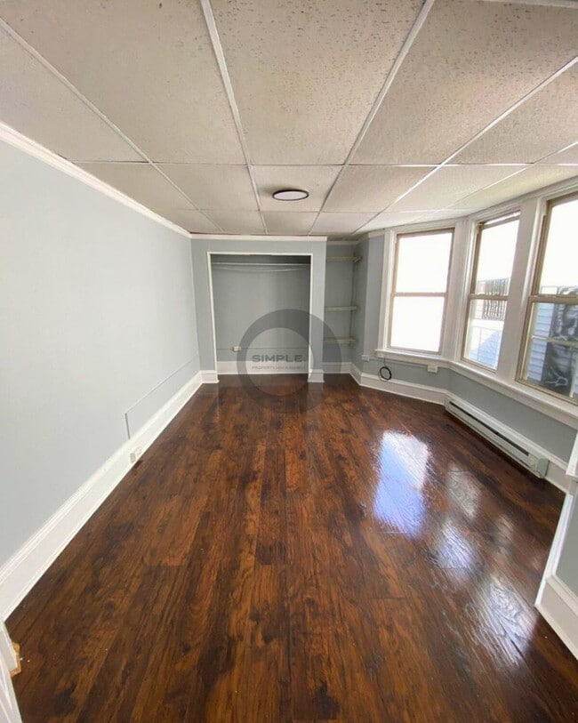 Building Photo - Three Bedroom two-bathroom house with off-...