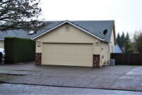 Building Photo - Well, Maintained 3 Bedroom McMinnville OR