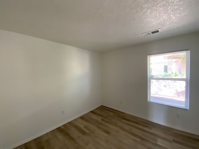 Building Photo - 3 Bedroom Single Story Home Available Near...
