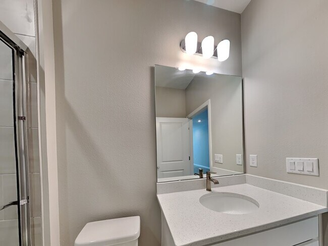 Building Photo - 637 Bayhawk St