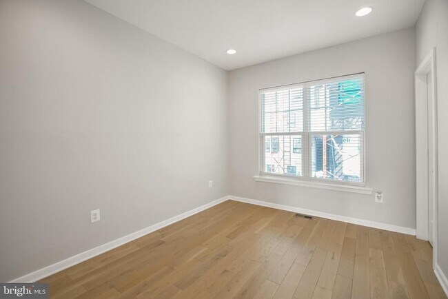 Building Photo - 621 Parkside Pl NE