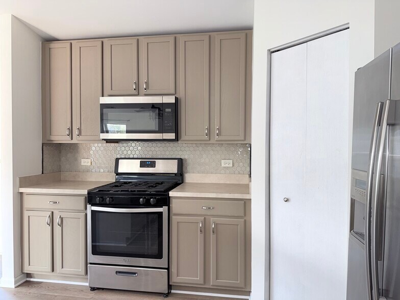 Building Photo - 1424 Westhampton Dr