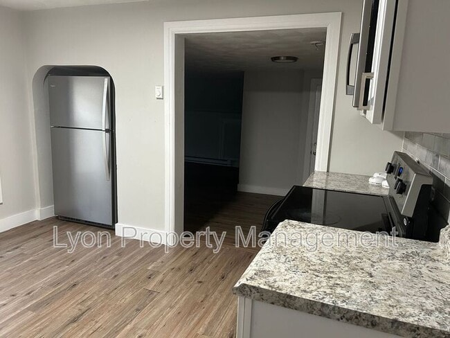 Building Photo - 27 Lamphear St