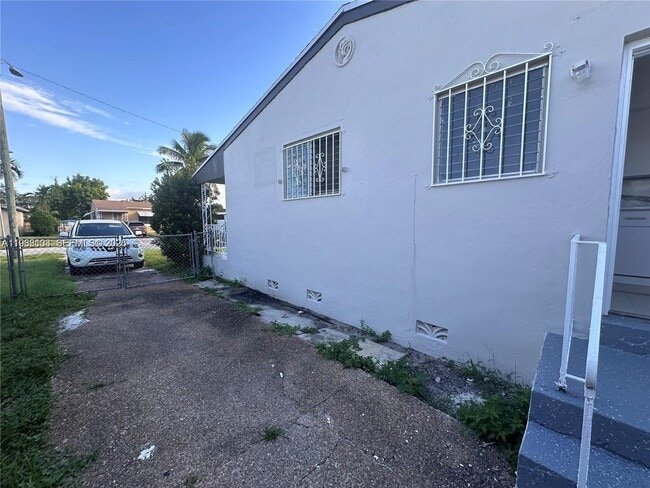 Building Photo - 150 NE 170th St