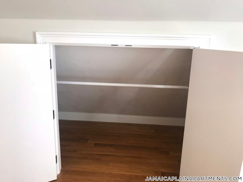 Building Photo - 9-11 Woodside Ave.