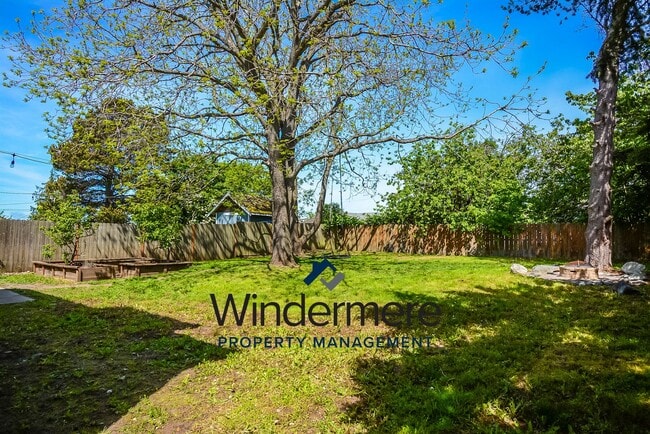 Building Photo - Modern 4 bed 2.5 Bath Home