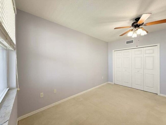 Building Photo - 1200 Country Club Dr
