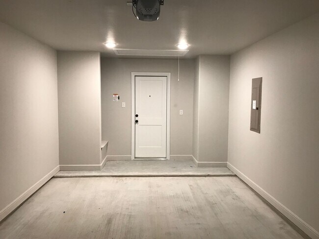 Building Photo - Charming 2 Bed / 2 Bath Duplex in Trimmier...